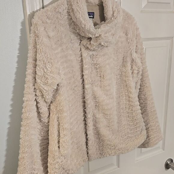 Patagonia Women's Cream Fleece Jacket - Picture 3 of 5